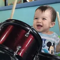 Arkana sedang main drum (Instagram/@ristytagor)