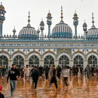 Umat Muslim pergi setelah Sholat Jumat di Masjid Jamia pada hari kedua bulan suci Ramadhan di Rawalpindi pada 24 Maret 2023. (AFP/Aamir QURESHI)
