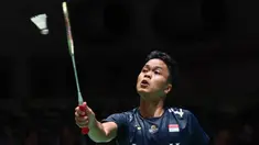 Pemain bulu tangkis Indonesia Anthony Sinisuka Ginting memukul balik kok saat melawan pemain bulu tangkis Jepang Kanta Tsuneyama pada pertandingan tunggal putra Japan Open 2023 di Tokyo, Jepang, Rabu ( 26/7/2023). (Richard A. Brooks/AFP)