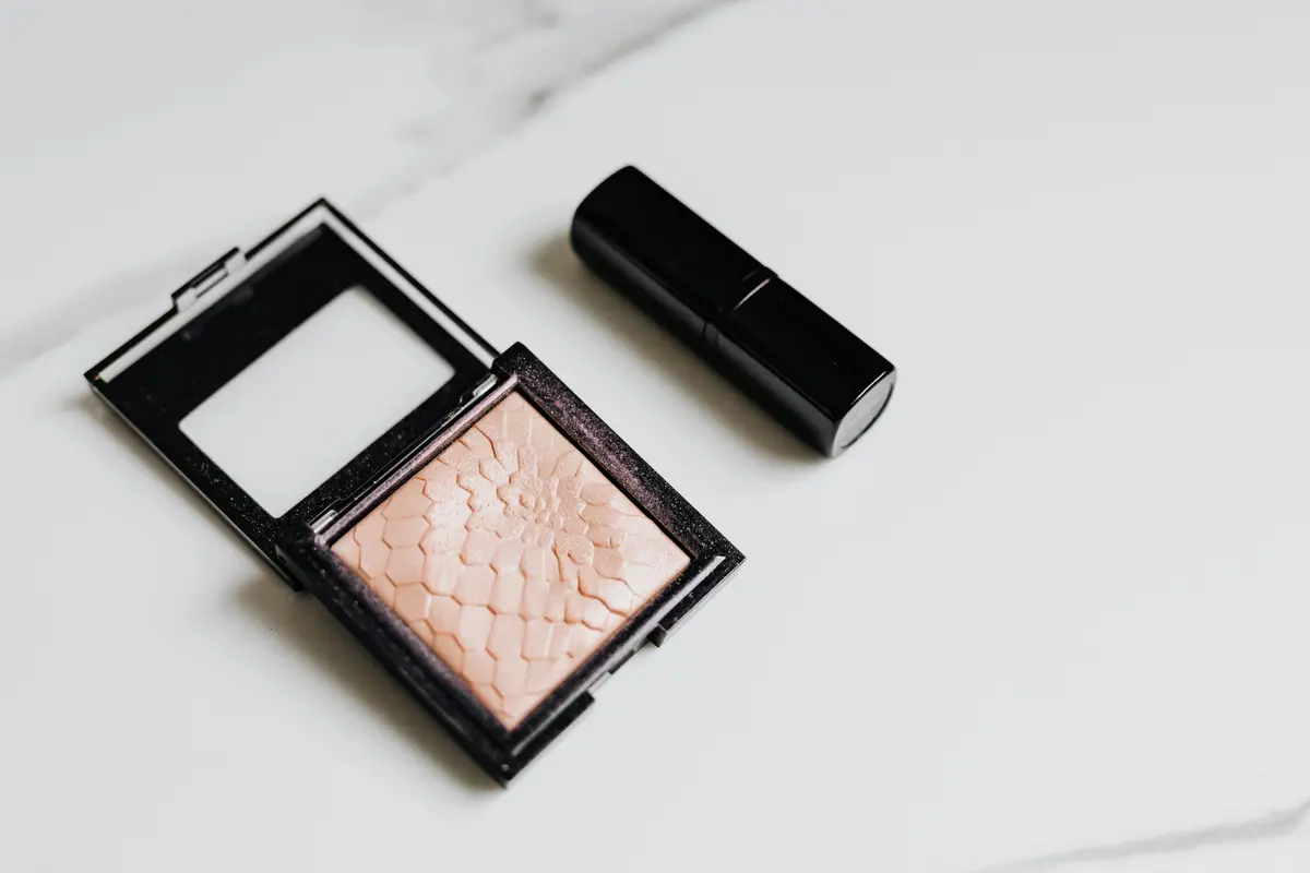 Tips Makeup Golden Hour Glow yang Pancarkan Aura Warm dan Radiant