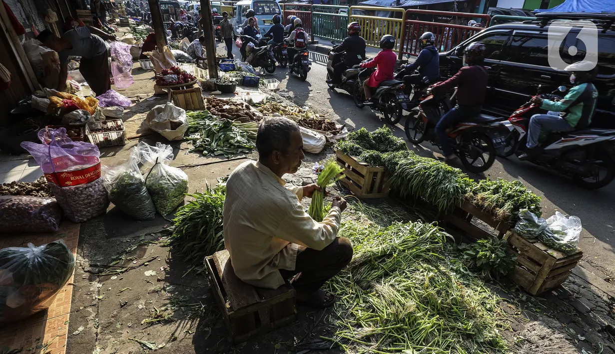 Aktivitas para pedagang kebutuhan pokok di Pasar Tradisional, Jakarta Barat, Kamis (23/12/2021). Kendati harga kebutuhan pokok mengalami kenaikan, Kementerian Pertanian memastikan produksi cabai tetap akan surplus pada akhir tahun ini. (Liputan6.com/Johan Tallo)