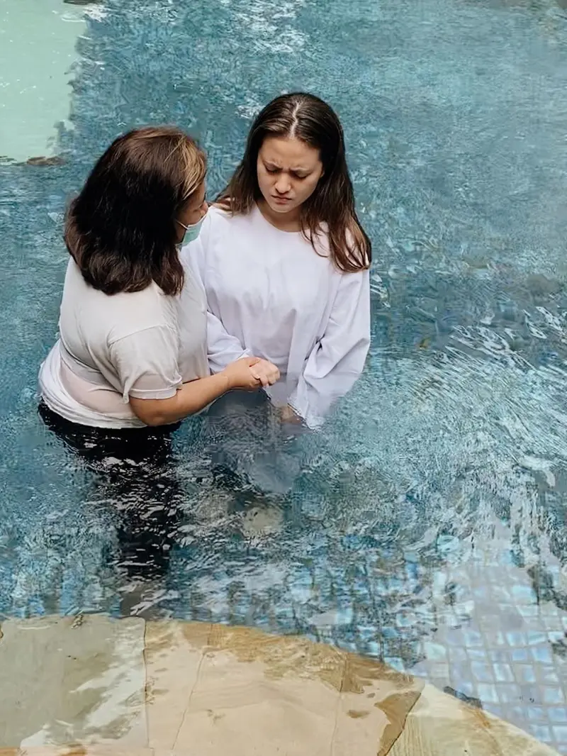 Marsha Aruan menjalani pembaptisan (https://www.instagram.com/p/CDqH_tOBai6/)