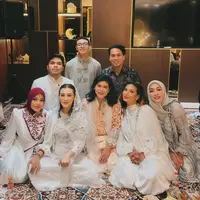 Kakak Kandung dan  Kakak Ipar Aaliyah Massaid saat Tasykuran Empat Bulanan Kehamilan. [@angelinasondakh09]