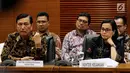 Menko Bidang Kemaritiman Luhut Binsar Pandjaitan (kiri) dan Menkeu Sri Mulyani (kanan) memberi keterangan di Jakarta, Selasa (13/3). Indonesia akan menjadi tuan rumah Annual Meetings IMF-Word Bank Grup (IMF-WBG). (Liputan6.com/JohanTallo)