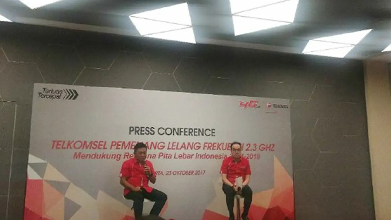Direktur Utama Telkomsel, Ririek Adriansyah bersama Direktur Planning & Transformation Telkomsel, Edward Ying menunjukkan surat keputusan kemenangannya pada lelang frekuensi 2.3GHz di Jakarta, Senin (23/10/2017). Liputan6.com/Corry Anestia