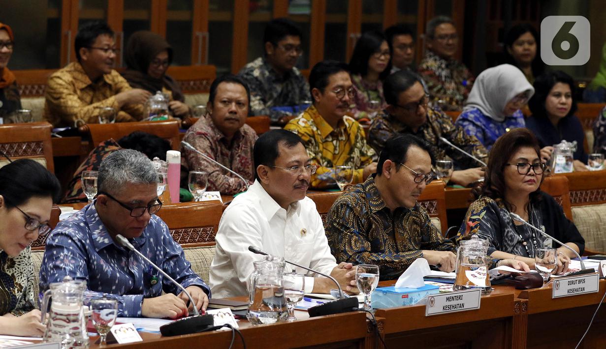 Menteri Kesehatan Terawan Agus Putranto (tengah) dan Dirut BPJS Kesehatan Fachmi Idris (kedua kanan) saat rapat dengar pendapat dengan Komisi IX DPR di Kompleks Parlemen, Jakarta, Selasa (5/11/2019). Rapat membahas polemik kenaikan iuran BPJS Kesehatan. (Liputan6.com/JohanTallo)