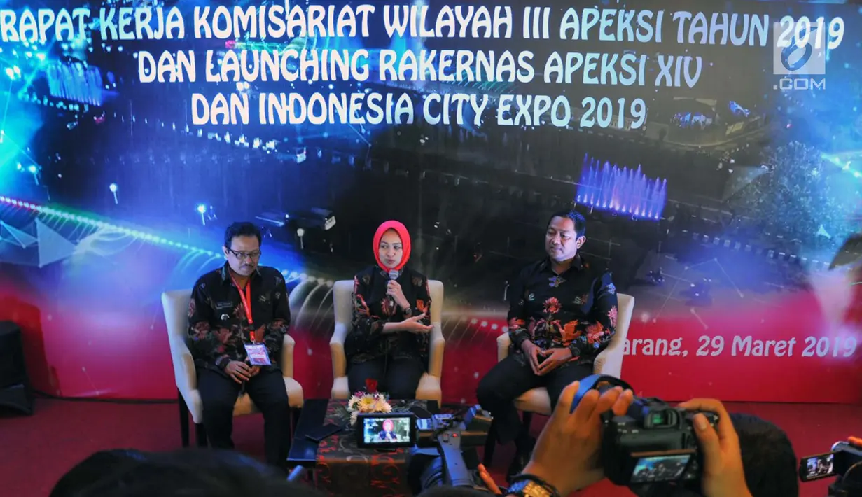 Wali Kota Tangerang Selatan, Airin Rachmi Diany (tengah) memberi penjelasan saat acara Rakerkomwil III APEKSI Tahun 2019 di Hotel PO Paragon Semarang, Jumat (29/3). Pada pertemuan di kota semarang ini , membahas tentang program smartcity untuk indonesia. (Liputan6.com/Gholib)