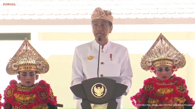 Presiden Joko Widodo atau Jokowi meresmikan fasilitas kawasan suci Pura Agung Besakih di Karang Asem, Bali, Senin (13/3/2023).