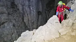 Peneliti gua berusia 40 tahun itu berhasil diselamatkan setelah menderita sakit saat berada pada kedalaman 1.276 meter di Gua Morca.  (CNSAS Via AP)