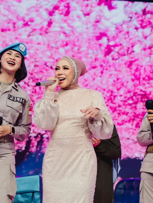 <p>Melly Goeslaw tampak langsing saat tampil di salah satu acara di Indosiar. (Foto: Instagram/ melly_goeslaw)</p>