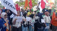 Para buruh di Batam turun ke jalan menuntut pencabutan UU Cipta Kerja. Foto: liputan6.com/ajang nurdin&nbsp;