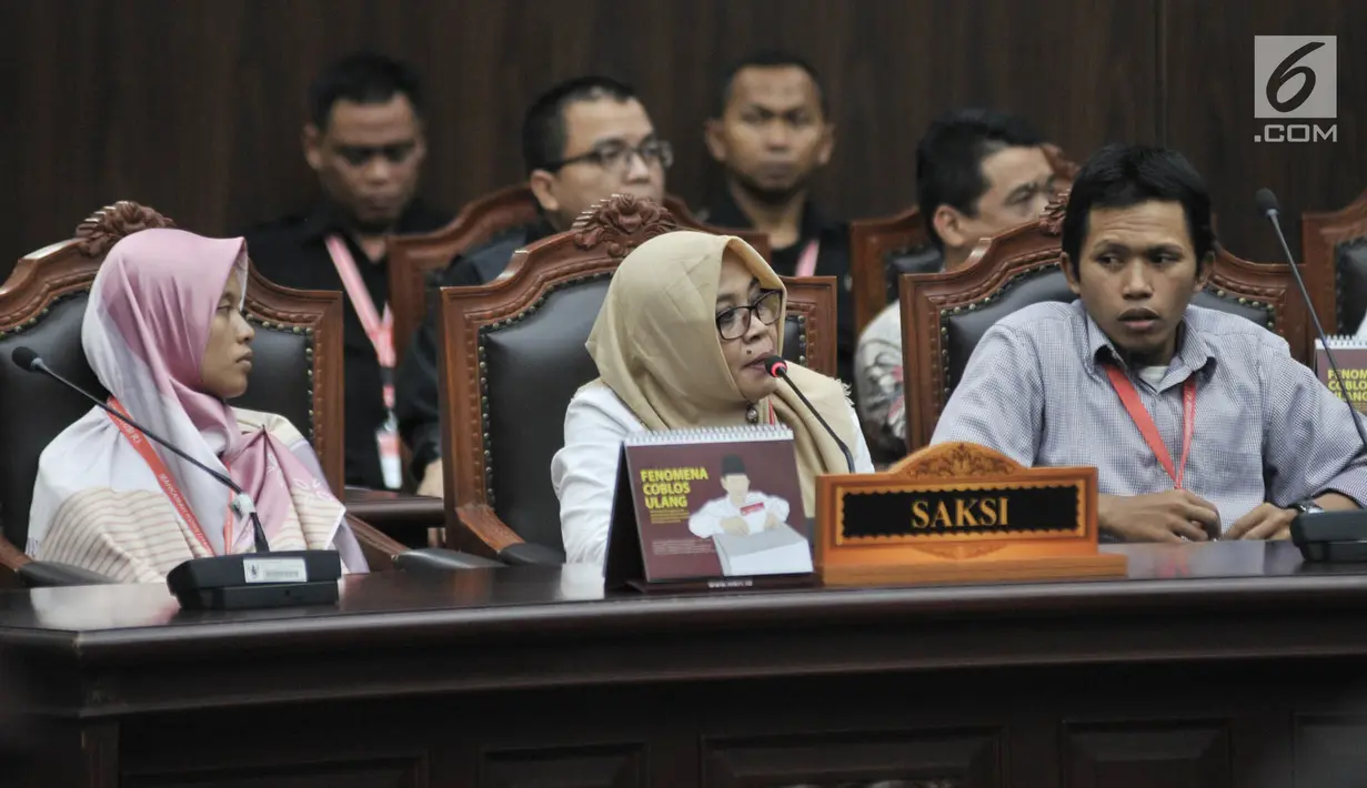 Dari ki-ka: Saksi fakta Nur Latifah, Beti Kristiana, dan Hartanto saat memberi kesaksian dalam sidang sengketa Pilpres 2019 di MK, Jakarta, Rabu (19/6/2019). Keempat saksi memberi kesaksian terkait sengketa Pilpres 2019 untuk wilayah Jawa Tengah. (merdeka.com/Iqbal Nugroho)