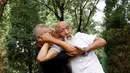Master kungfu Li Liangui mempraktekan jurus kungfunya saat berlatih bersama rekannya di sebuah taman di Beijing, China, pada 30 Juni 2016. Selama 50 tahun, Li Liangui telah mendalami ilmu seni bela ini. (REUTERS/Kim Kyung-Hoon)
