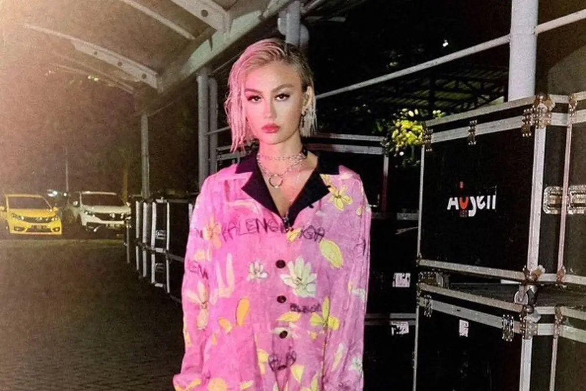 Agnez Mo dalam outfit cerah (Instagram/agnezmo)