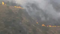 Kebakaran di lereng Gunung Merapi belum bisa dipadamkan hingga Senin (2/11/2015) pagi. (Twitter Sutopo Purwo Nugroho)