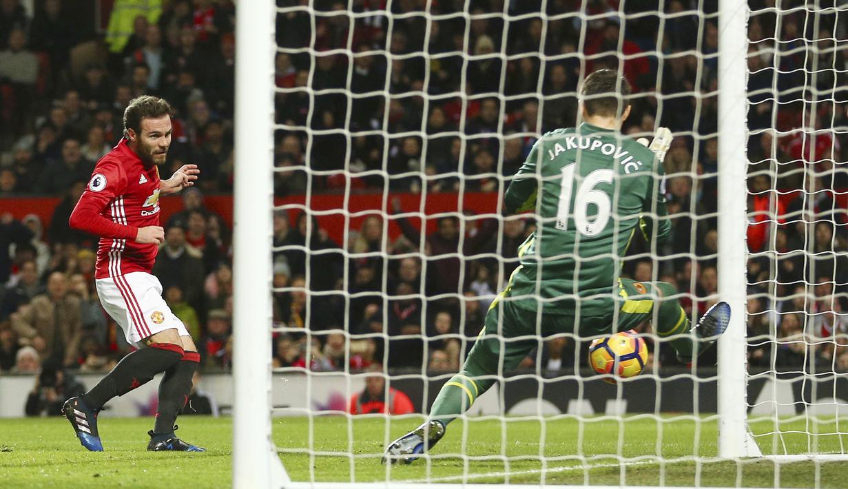 Kiper Hull City, Eldin Jakupovic mengamankan gawangnya dari sepakan  Juan Mata pada lanjutan Premier League pekan ke-23 di Old Trafford, Manchester, selasa (01/02/2017). MU bermain imbang 0-0. (AP/Dave Thompson)