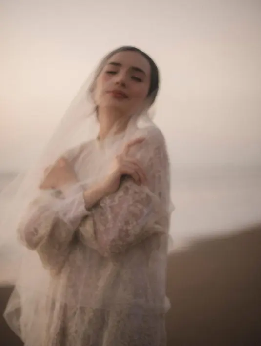 Setelah pertunangannya, Beby Tsabina sempat membagikan beberapa potret momen pre-weddingnya. Ia tampil cantik nan anggun dalam balutan dress lace berwarna putih, yang diberi pemanis berupa veil. [Foto: Instagram/bebytsabina]