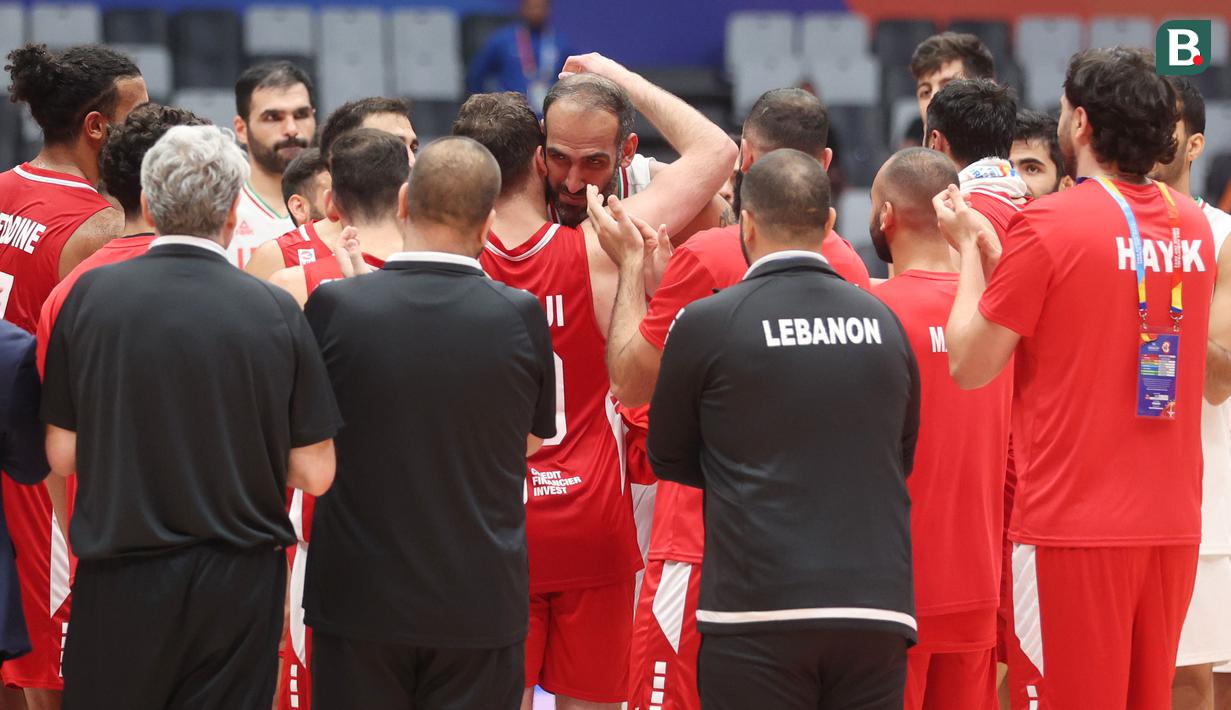 Para pemain Lebanon memeberikan penghormatan kepada pebasket veteran Iran, Hamed Haddadi, yang memutuskan pensiun sebagai pebasket profesional di Indonesia Arena, Sabtu (2/9/2023). (Bola.com/M Iqbal Ichsan)