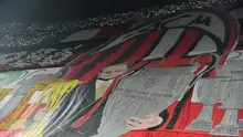 Banner raksasa Silvio Berlusconi dibentangkan oleh Curva Sud dalam laga AC Milan melawan Inter Milan, pada Senin (21/11/2016) dinihari. (GIUSEPPE CACACE / AFP)
