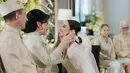 Pasangan bahagia ini menikah pada Minggu, 18 September 2022 di Four Seasons Hotel, Jakarta Selatan.