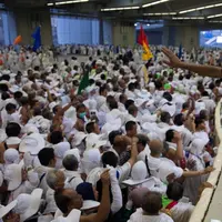 Pada Hari Tasyrik, jamaah haji Indonesia melanjutkan prosesi ibadah haji, yakni melempar jumrah. (AP Photo / Khalil Hamra)