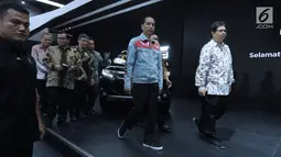 Presiden RI, Joko Widodo bersama Menteri Perindustrian Airlangga Hartarto meninjau salah stand mobil yang dipamerkan pada Indonesia International Motor Show 2018 di JIExpo, Jakarta, Kamis (19/4). (Liputan6.com/Helmi Fithriansyah)