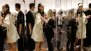Seorang model bercermin sebelum presentasi busana koleksi Spring-Summer 2018 Versace bagian dari Milan Fashion Week di Milan, Italia (17/6). Presentasi Spring-Summer 2018 Versace dihadiri perancang Donatella Versace. (AP Photo/Antonio Calanni) 
