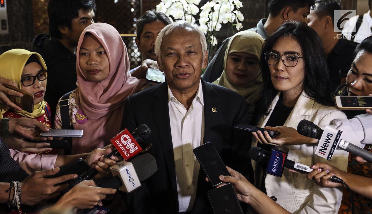Wakil Ketua DPR Agus Hermanto, Anggota DPR Rieke Diah Pitaloka dan Terpidana kasus pelanggaran UU ITE, Baiq Nuril memberikan keterangan pers hasil Badan Musyawarah DPR di gedung Nusantara III, Kompleks Parlemen Senayan, Jakarta, Selasa (16/7/2019). (Liputan6.com/Johan Tallo)