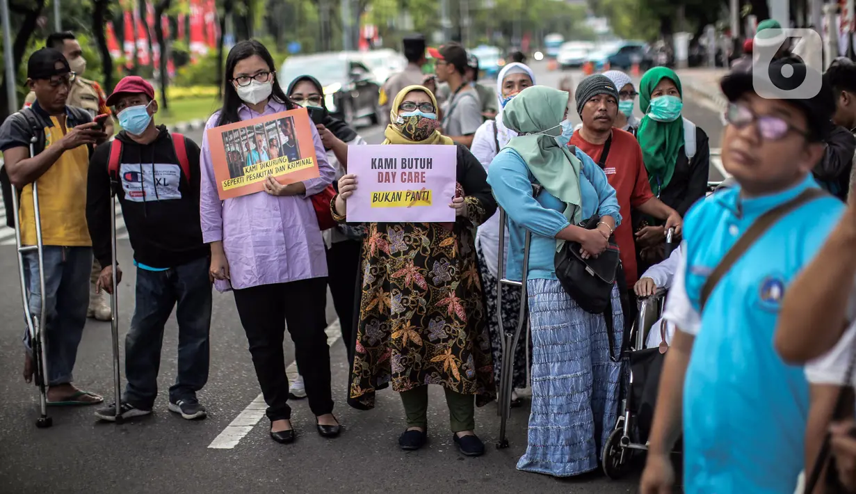 Sejumlah orang yang tergabung dalam Koalisi Organisasi Penyandang Disabilitas DKI Jakarta menggelar aksi di depan Kementerian Dalam Negeri (Kemendagri), Jakarta, Jumat (2/9/2022). Mereka mendesak Kemendagri memperbaiki substansi Raperda DKI Jakarta tentang Disabilitas. (Liputan6.com/Faizal Fanani)
