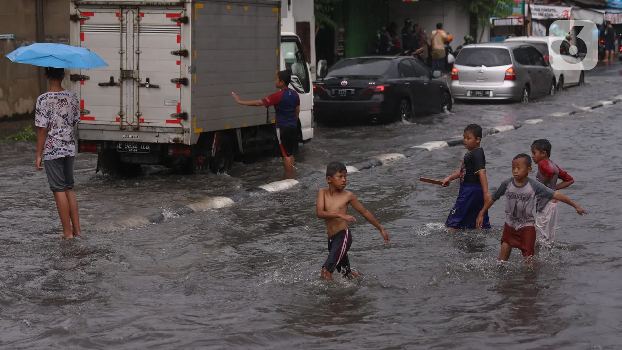 Meski Berbahaya, Banjir Jadi Lahan Favorit Anak-Anak Bermain Air