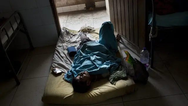Abdul Karim, pria Rohingya yang menderita luka tembak di kaki dan bahu akibat serangan militer Myanmar dan warga sipil anti-Rohingya yang terjadi beberapa hari lalu, terbaring di rumah sakit di Cox Bazar, Bangladesh (AP)