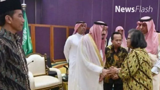 Raja Salman bersalaman dengan Ketua Umum Persatuan Gereja Indonesia Pendeta Henriette Hutabarat  Lebang,di Hotel Raffles Jakarta