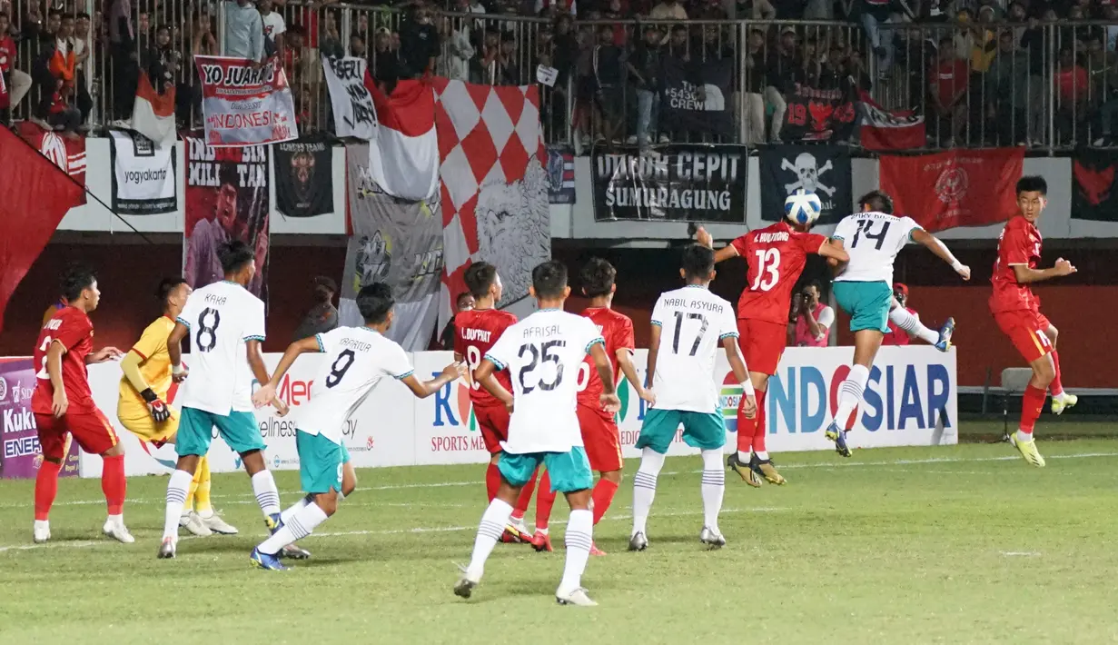 Bek Timnas  Indonesia U-16, Sulthan Zaky berusaha menyundul bola dari kawalan pemain Vietnam, Nguyen Huu Trong pada Final Piala AFF U-16 2022, Stadion Maguwoharjo, Sleman, Jumat (12/8/2022).  Timnas Indonesia U-16 menundukkan Vietnam dengan skor tipis 1-0. (Foto:Dok PSSI)