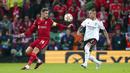 Pemain Liverpool Jordan Henderson (kiri) berebut bola dengan pemain Benfica Everton pada pertandingan sepak bola leg kedua perempat final Liga Champions di Stadion Anfield, Liverpool, Inggris, 13 April 2022. Pertandingan berakhir dengan skor 3-3. (AP Photo/Jon Super)