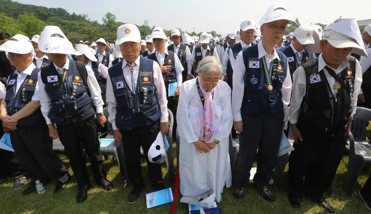 Veteran Perang Korea memberi penghormatan selama upacara Memorial Day di pemakaman nasional di Seoul, Korea Selatan, Rabu (6/6). (AP Photo/Ahn Young-joon)
