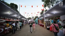 Pengunjung berjalan-jalan pada hari pertama acara Jak-Japan Matsuri 2018 di Gelora Bung Karno, Senayan, Jakarta, Sabtu (8/9). Untuk bisa menikmati acara, Anda hanya perlu merogoh kocek sebesar Rp 40.000. (Liputan6.com/Faizal Fanani)