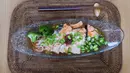 Makanan buatan pemenang kontes resep makanan Desa Olimpiade Tokyo 2020 Yoko Nishimura di Tokyo, Jepang, 12 Juli 2021. Desa Olimpiade Tokyo 2020 melarang atlet makan di restoran lokal menyusul aturan ketat terkait virus corona COVID-19. (KAZUHIRO NOGI/AFP)