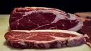 Potongan daging sebelum dimasak di dapur restoran Don Julio di lingkungan Palermo, Buenos Aires, Argentina, Kamis (20/5/2021). Sejak tiga tahun ini, Argentina tengah menghadapi resesi dan diperburuk dengan adanya pandemik COVID-19. (RONALDO SCHEMIDT/AFP)