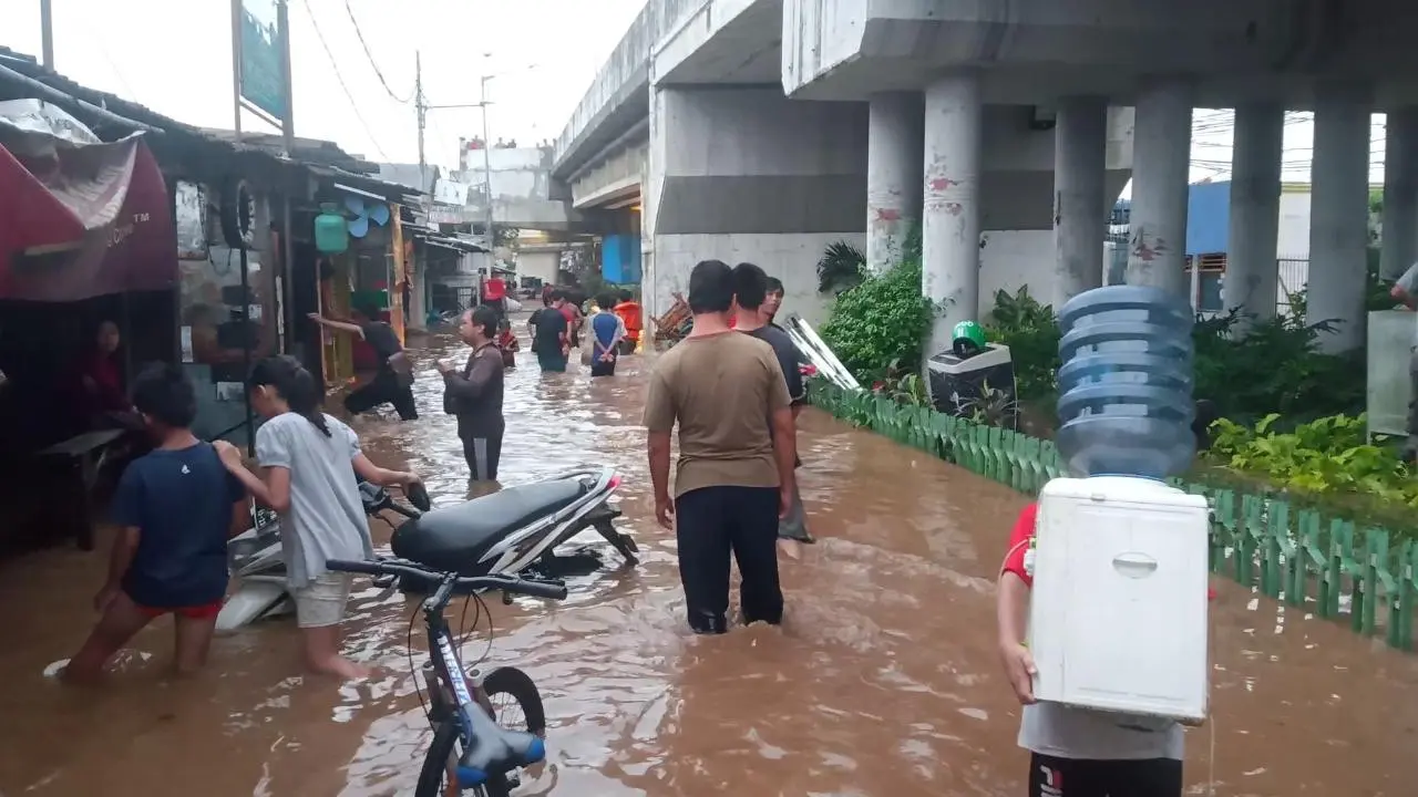 Pemukiman di bawah flyover Kalibata, Jakarta Selatan, salah satu lokasi banjir Jakarta, Rabu (1/1/2020)