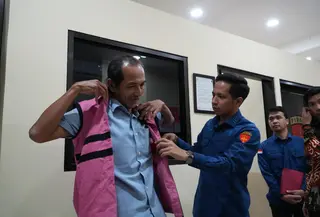 Kejari Kota Depok saat mengamankan tersangka S terlibat dalam korupsi pengadaan pemancar siaran luar negeri di kantor LPPI RRI, Cimanggis, Depok. (Istimewa)