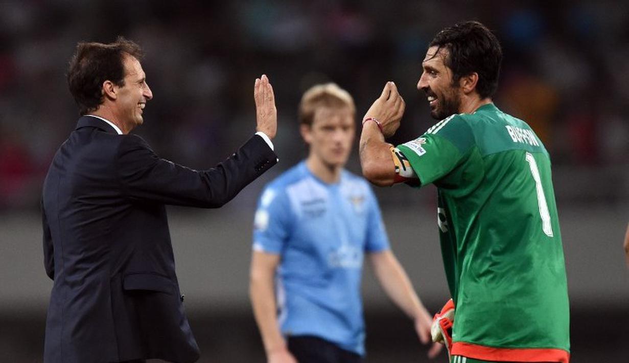 Pelatih Juventus, Massimiliano Allegri (kiri) merayakan gelar Piala Super Italia 2015 bersama Buffon di Stadion Shanghai, Tiongkok. Sabtu (8/8/2015). (AFP Photo/Johanne Eisele)