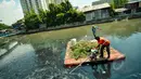 Pekerja kebersihan membersihkan tumbuhan liar dan sampah di bantaran Kali Sentiong, Jakarta, Selasa (31/3/2015). Kegiatan tersebut dilakukan guna mengantisipasi banjir dan mengurangi penumpukan sampah di sepanjang sungai. (Liputan6.com/Faizal Fanani)