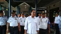 Menhub Budi Karya Sumadi saat meninjau kesiapan kendaraan arus balik di Terminal Harjamukti, Kota Cirebon. (Liputan6.com/Panji Prayitno)