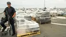 Seorang anggota US Coast Guard berjaga di dekat 33 ton kokain senilai sekitar Rp 13 triliun lebih, di California, Senin (10/8/2015). Kokain tersebut disita dari kapal semi-sumbersible di timur Samudera Pasifik pada Kamis (6/8). (REUTERS/Mike Blake)