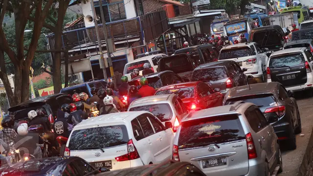 20160702-Volume Kendaraan Meningkat, Kemacetan Mulai Terjadi di Nagreg-Jawa Barat