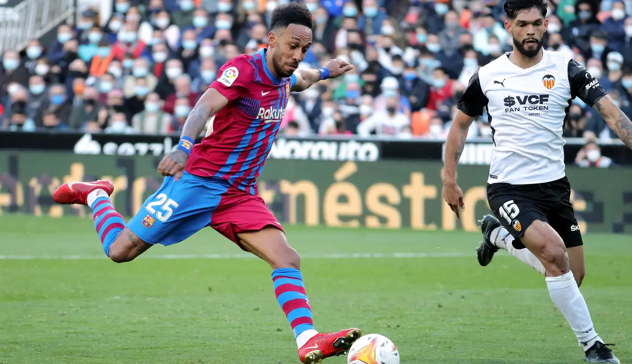 Setengah musim membela Barcelona di Liga Spanyol sejak tengah musim 2021/2022 hingga akhir musim, Pierre-Emerick Aubameyang mampu mencetak total 13 gol dan 1 assist dari 24 laga di semua ajang kompetisi, termasuk satu kali hattrick yang dibuatnya ke gawang Valencia pada pekan ke-25 Liga Spanyol musim 2021/2022 (20/2/2022) dalam laga yang berkesudahan 4-1 untuk kemenangan Blaugrana. (AFP/Jose Jordan)