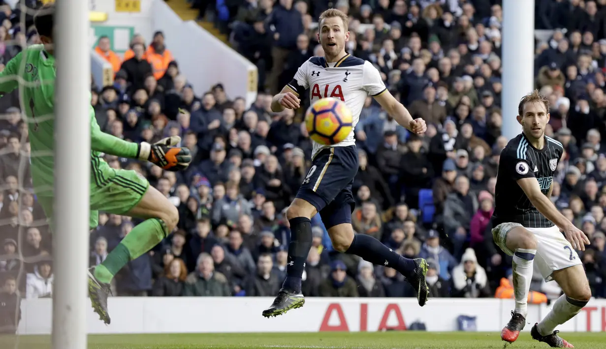 Penampilan apik Harry Kane saat melawan West Bromwich membuat dirinya menjadi pesaing ketat peraih Golden Boot Premier League. Kane telah mencetak 13 gol hingga pekan ke-21. (AP/Matt Dunham)