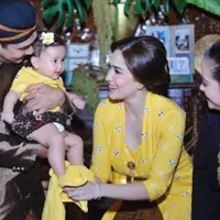 Yasmine Wildblood dan Abi Yapto gelar acara tedak siten putrinya. (Instagram/yaswildblood)