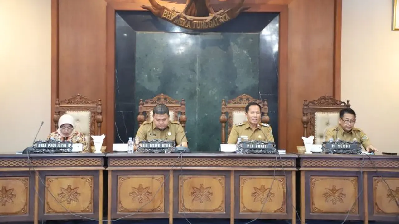 Pelaksana Tugas (Plt) Bupati Tulungagung Ahmad Baharudin (tengah) bersama perwakilan Kementerian Dalam Negeri memimpin rapat staf di lingkungan Pemerintah Kabupaten Tulungagung, Jawa Timur, Selasa (14/4/2026). (Antara)