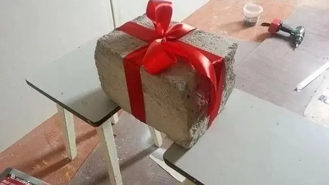 6 Hadiah Kocak Untuk Gebetan Ini Bikin Gelak Tawa, Anti-Mainstream